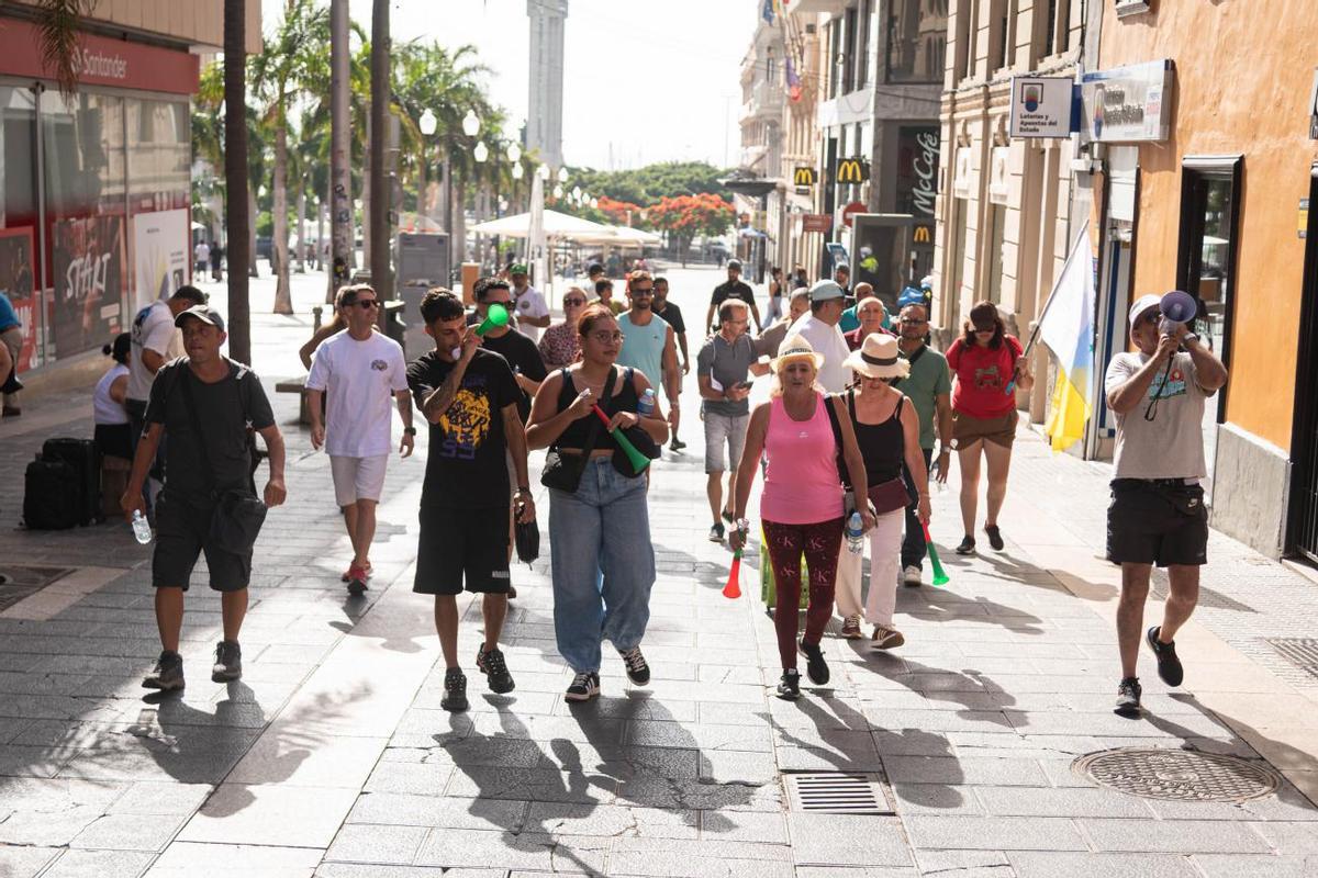 Vendedores del Rastro de Santa Cruz salen a la calle para pedir que los puestos vuelvan a la Recova