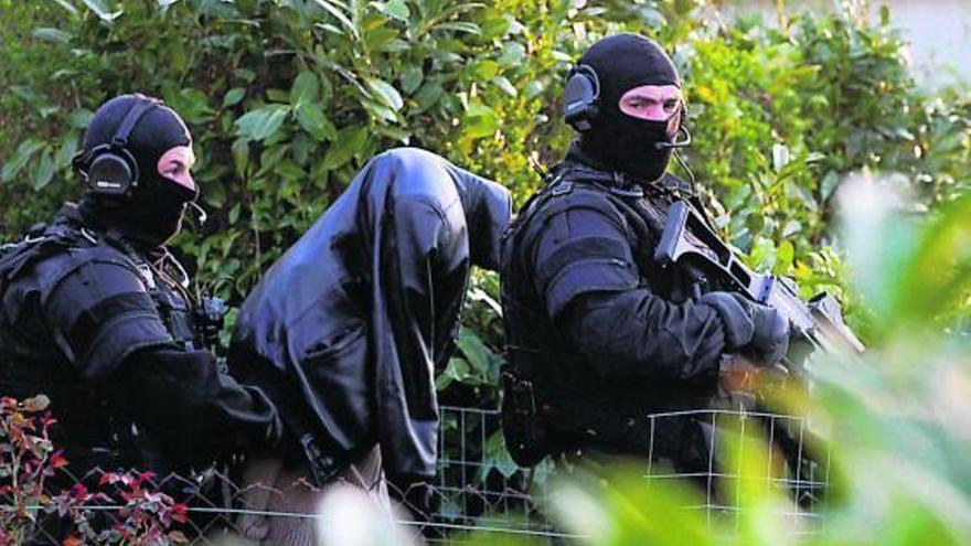 Miembros enmascarados de las fuerzas especiales francesas detienen a un islamista cerca de Nantes.