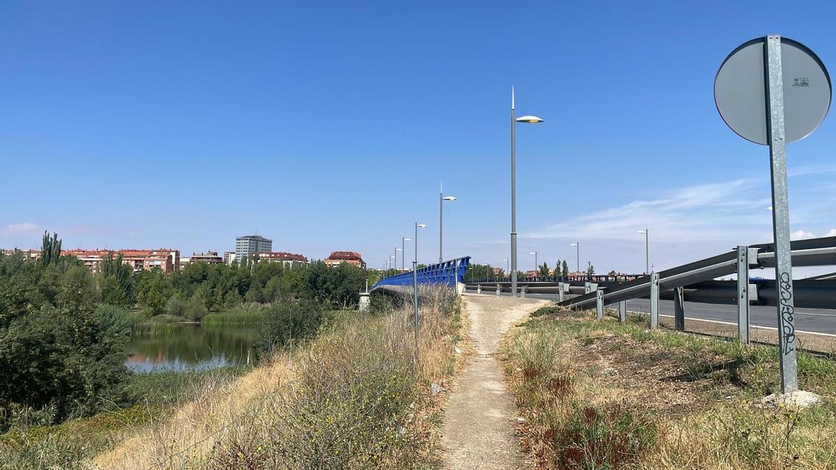 Las farolas del puente de los Tres Árboles, encendidas a mediodía en plena campaña de ahorro.