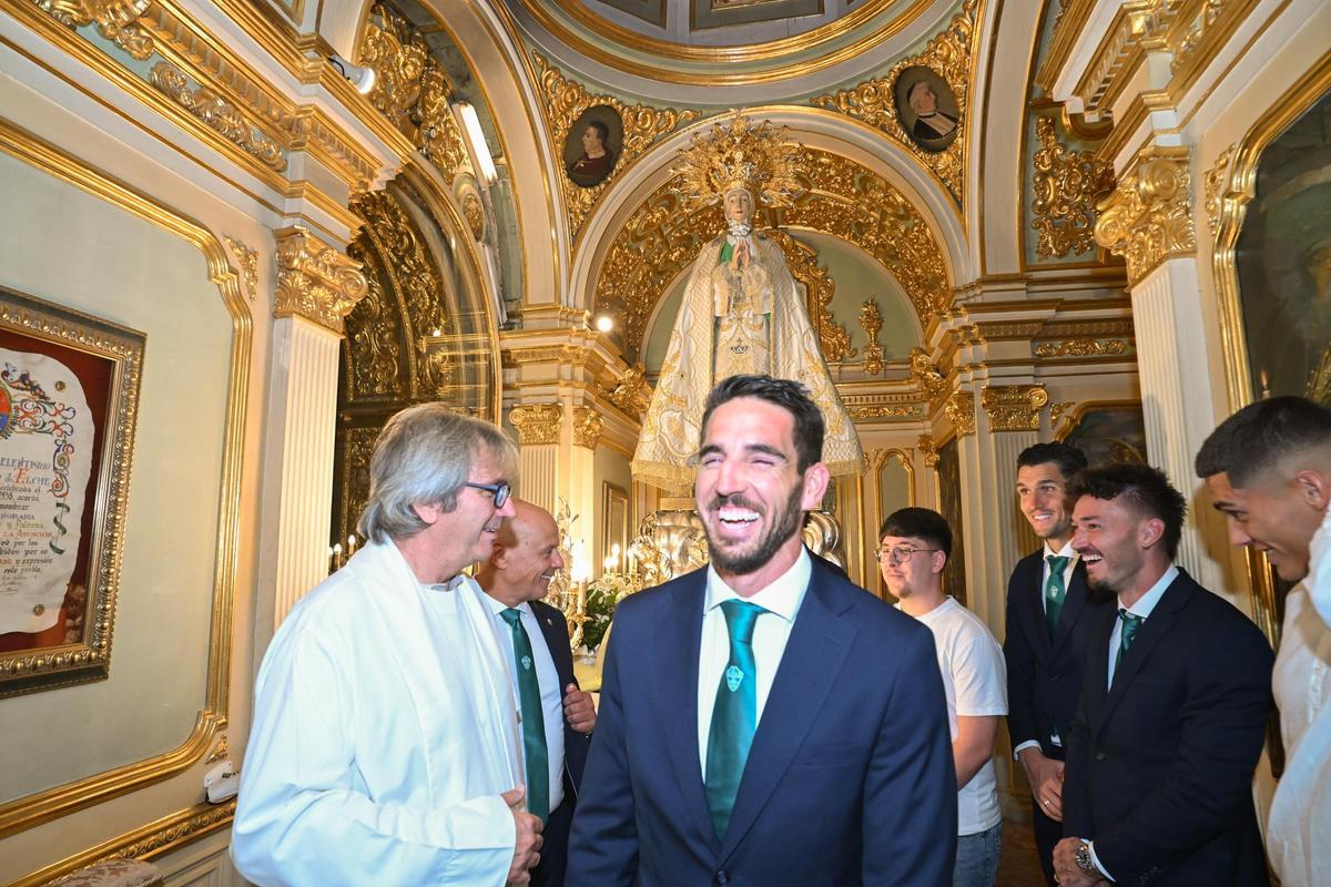 Rafa Mir, ante el confesionario durante la ofrenda a la Patrona