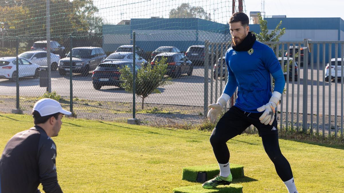 Carlos Abad realiza trabajo específico de portero en Fontcalent durante un entrenamiento con el Hércules.