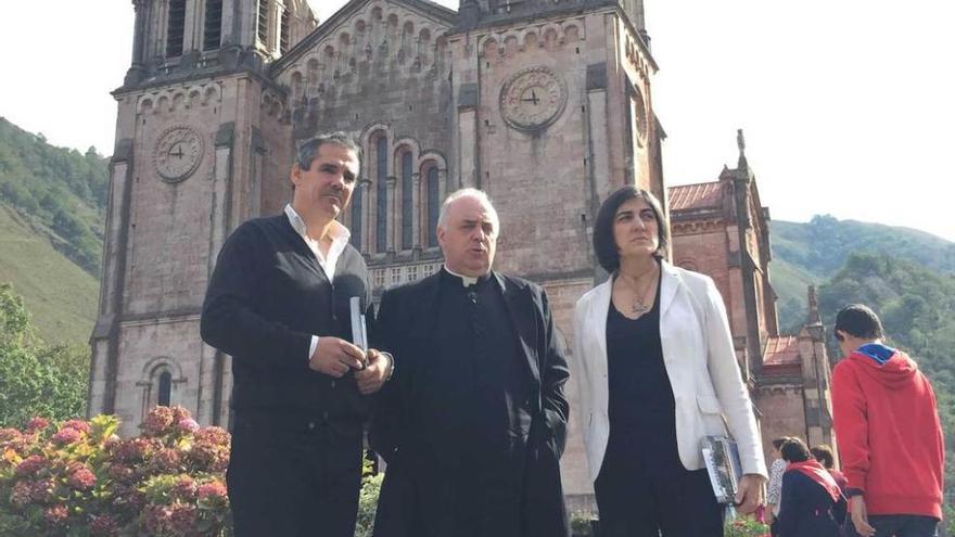 Vicente Domínguez, Juan José Tuñón y Ana Mateo, ayer, en Covadonga.