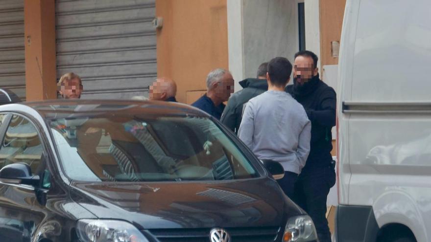 La Policía entra a la fuerza en el apartamento del canónigo asesinado en Valencia para registrarlo al no localizar llaves