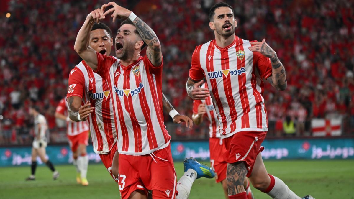 SEGUNDA DIVISIÓN | El Almería reina en la locura y jugará por el ascenso