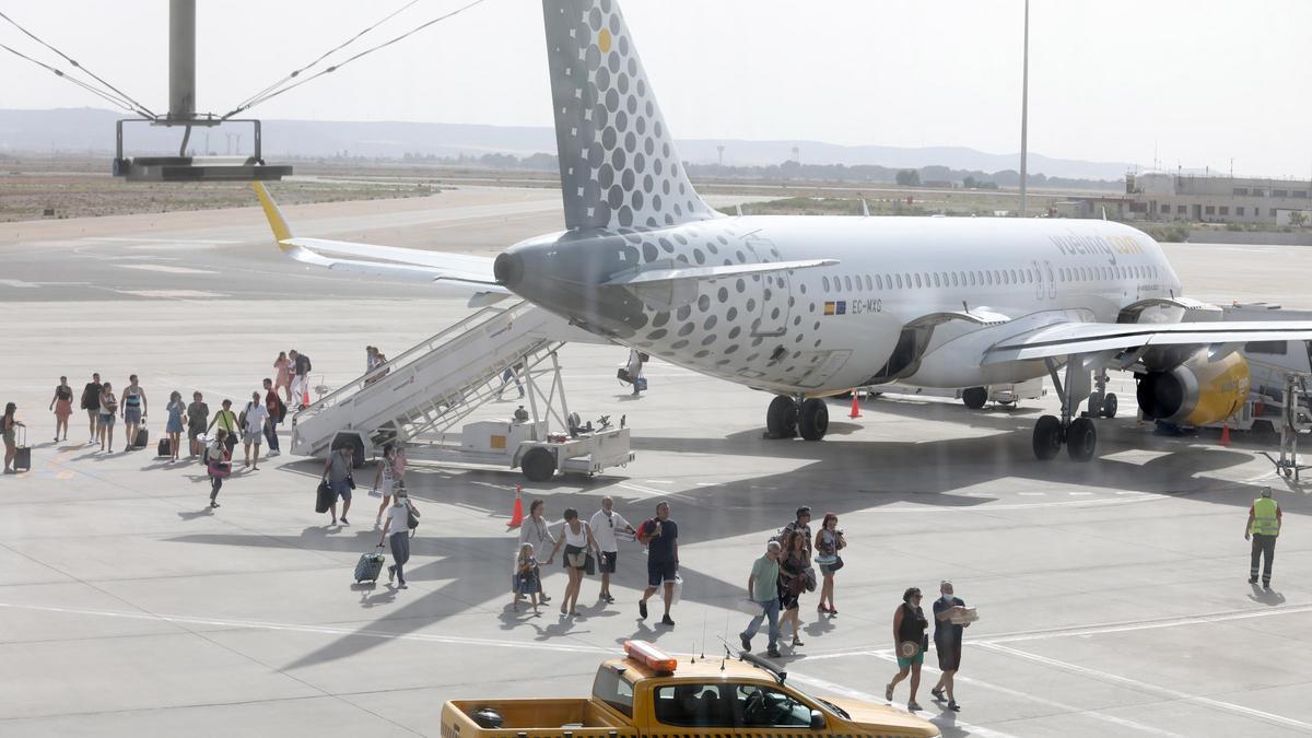 Un grupo de pasajeros, bajando de un avión en el aeropuerto de Zaragoza