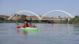 El club de piragüismo de Córdoba organiza una fiesta de la primavera en kayak por el río este fin de semana