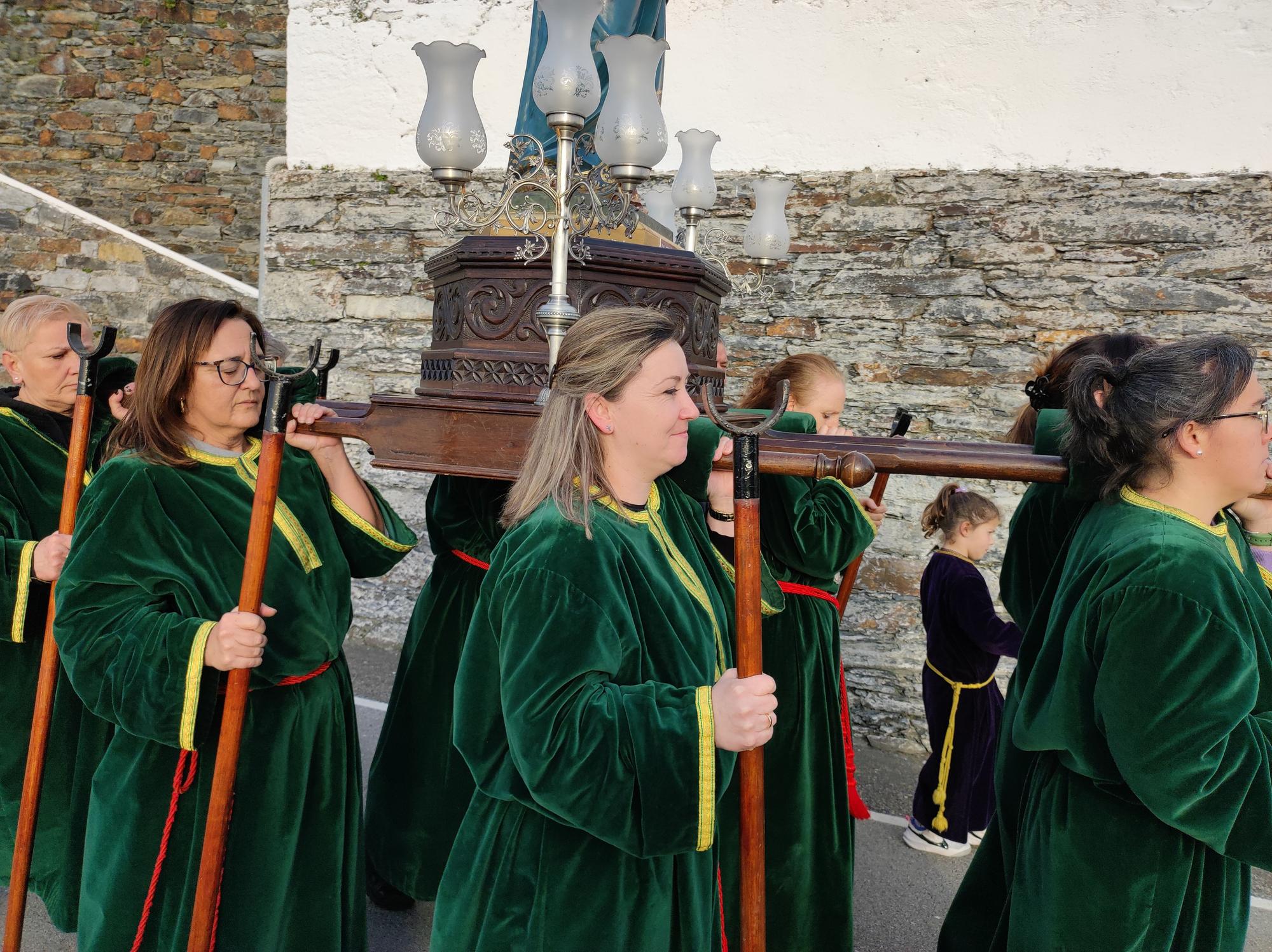 Así fue la procesión de bajada que abre la Semana Santa de Luarca