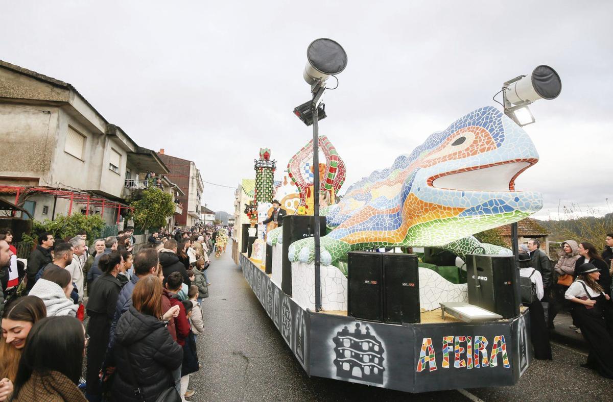 La comparsa de A Feira, encabezada por la salamandra del Parque Güell, abrió el desfile.