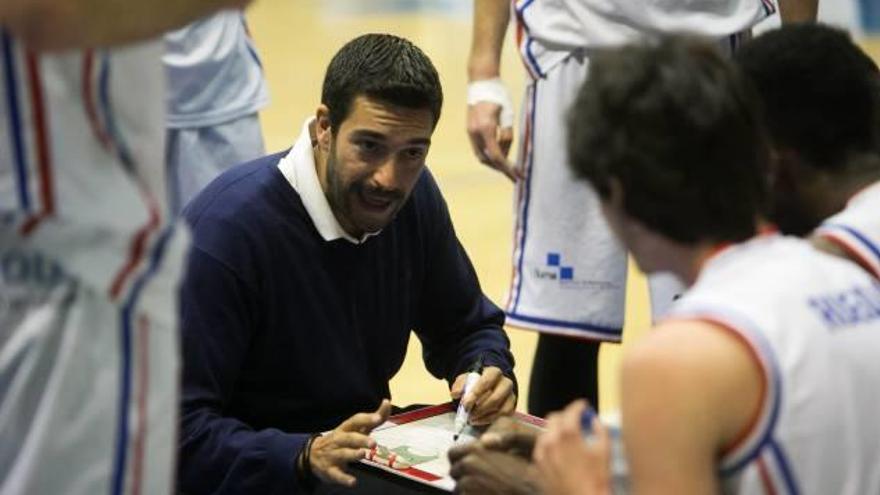 Miguel Ángel Zapata da instrucciones a los jugadores del HLA Lucentum durante un encuentro.