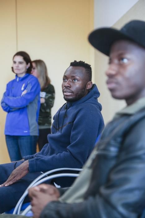 Los jugadores del Oviedo Uwusu y Yeboah visitan a los alumnos del colegio Carmen Ruiz Tilve