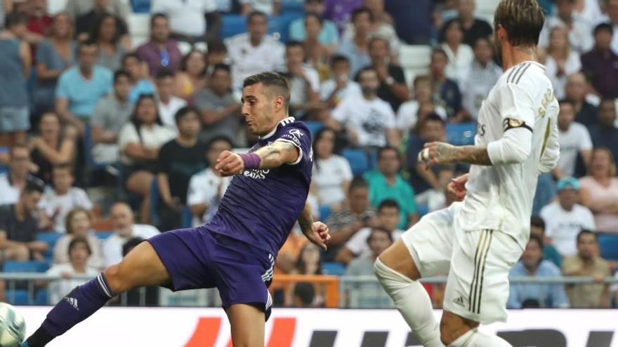 Sergi Guardiola remata ante Sergio Ramos en un partido