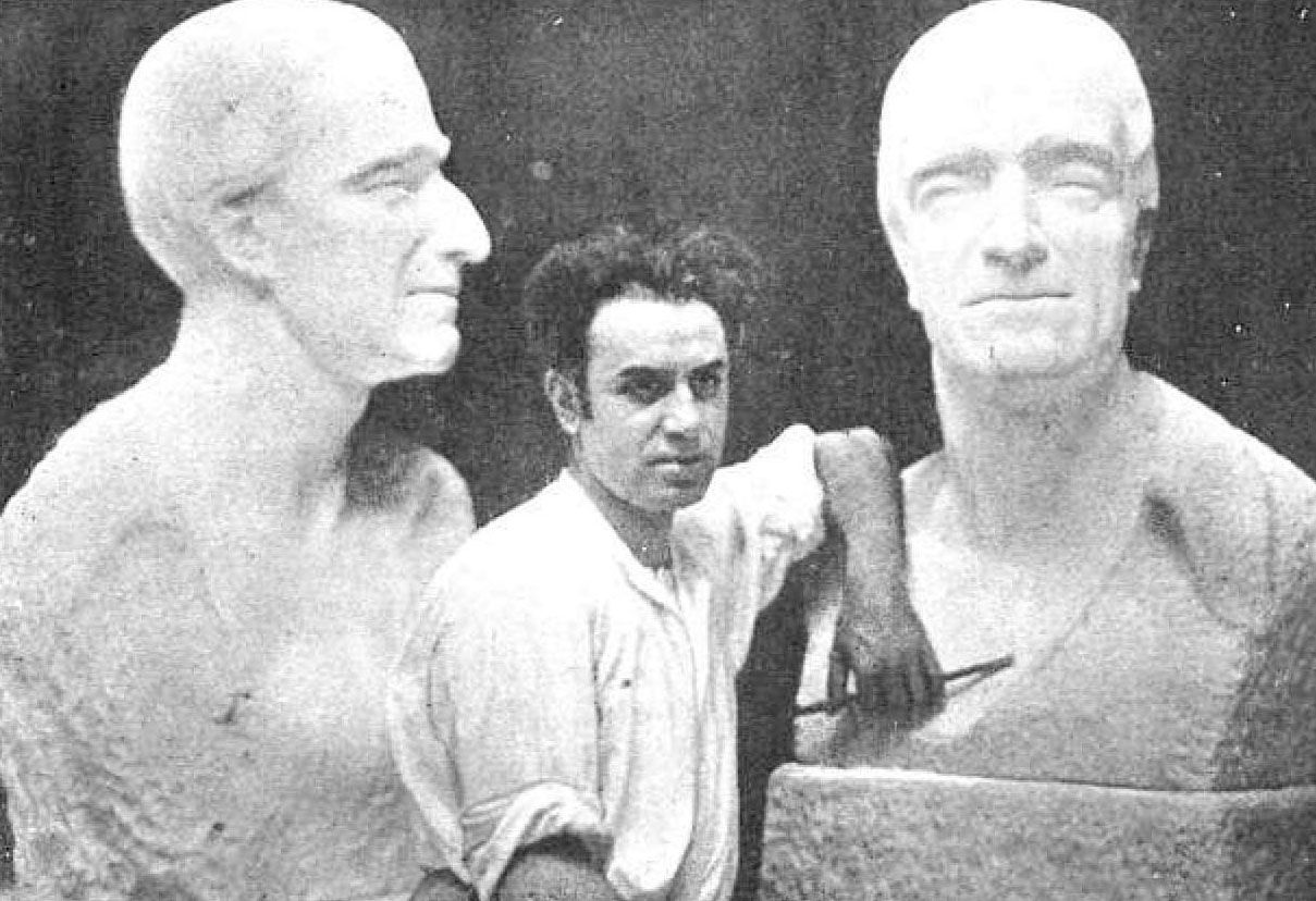 1928 El escultor Aznar realizando el busto homenaje a Mateo Inurria.jpg