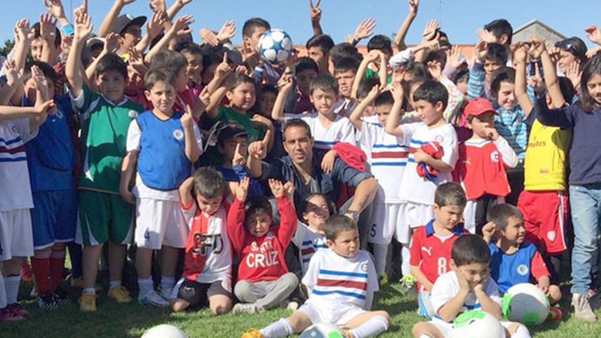 Claudio Bravo, rodeado de los niños del Club Santa Cruz Unido
