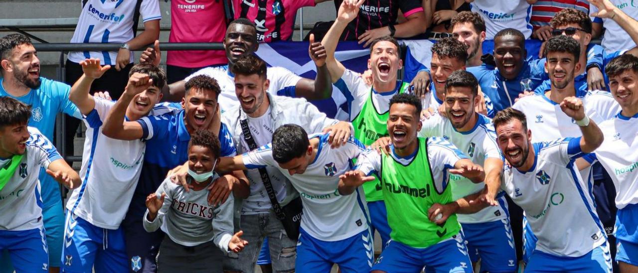 Celebración de los blanquiazules tras el triunfo ante el Arucas. | | CD TENERIFE