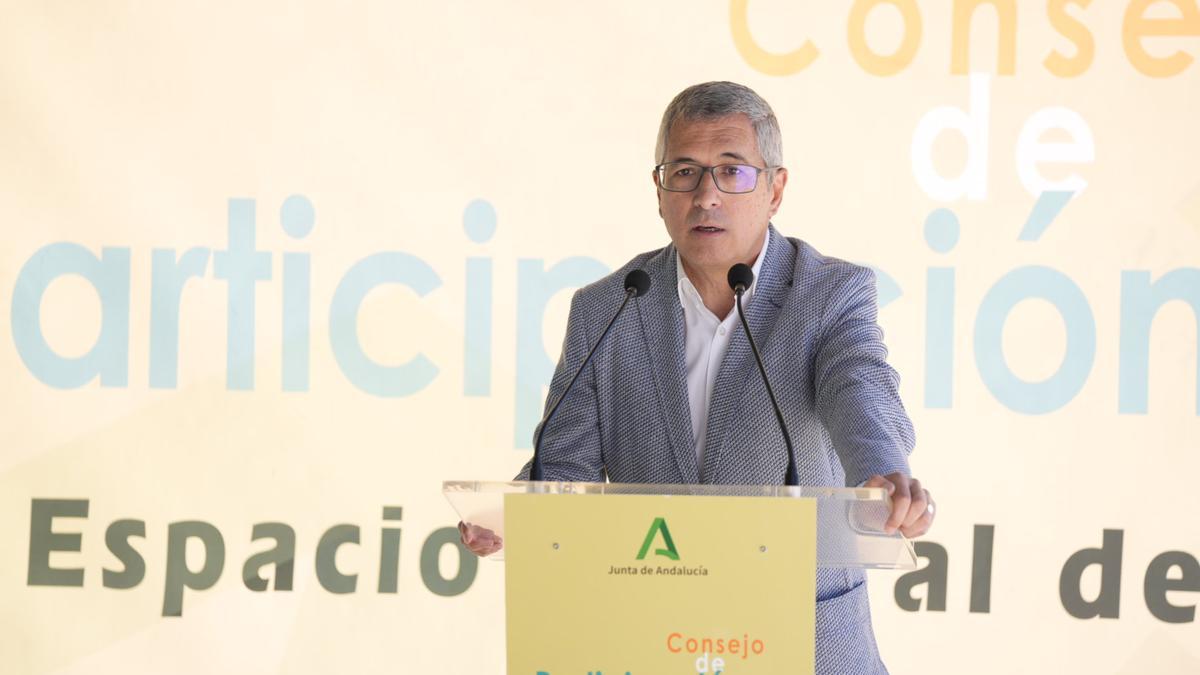 El secretario de Estado de Medio Ambiente, Hugo Morán, durante la atención a los medios tras el Consejo de Participación de Doñana, este lunes.