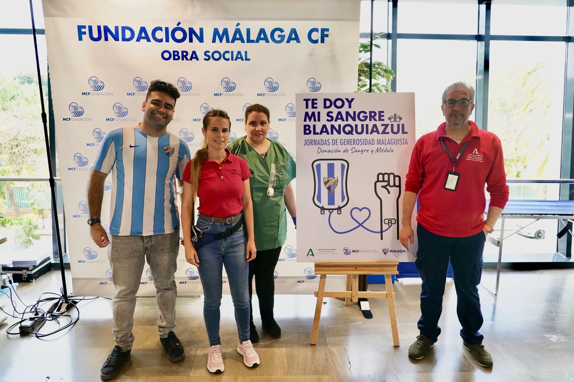 Aficionados del Málaga CF donan sangre en el estadio de La Rosaleda.

