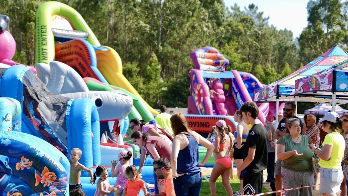 Hinchables y actividades de la pasada edición de la Festa da Rapazada de Piloño.