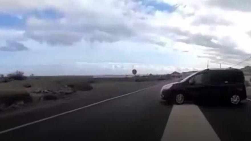 Conducción temeraria en Tenerife: Graba mientras conduce y sufre un accidente