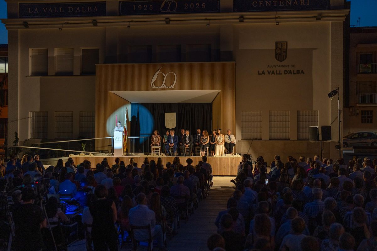 La plaza Mayor ha sido el escenario del acto central del centenario de Vall d'Alba.