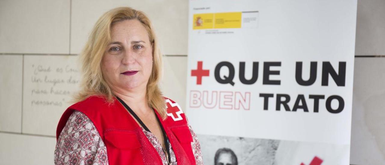 Maite Manzaneque, en las oficinas de Cruz Roja en Alicante.