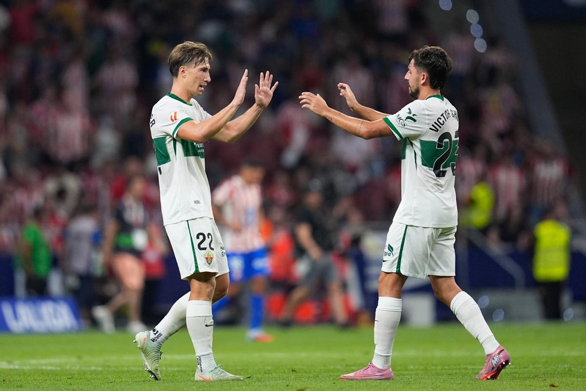 David Affengruber y Víctor Chust se dan la mano tras una acción defensiva exitosa.