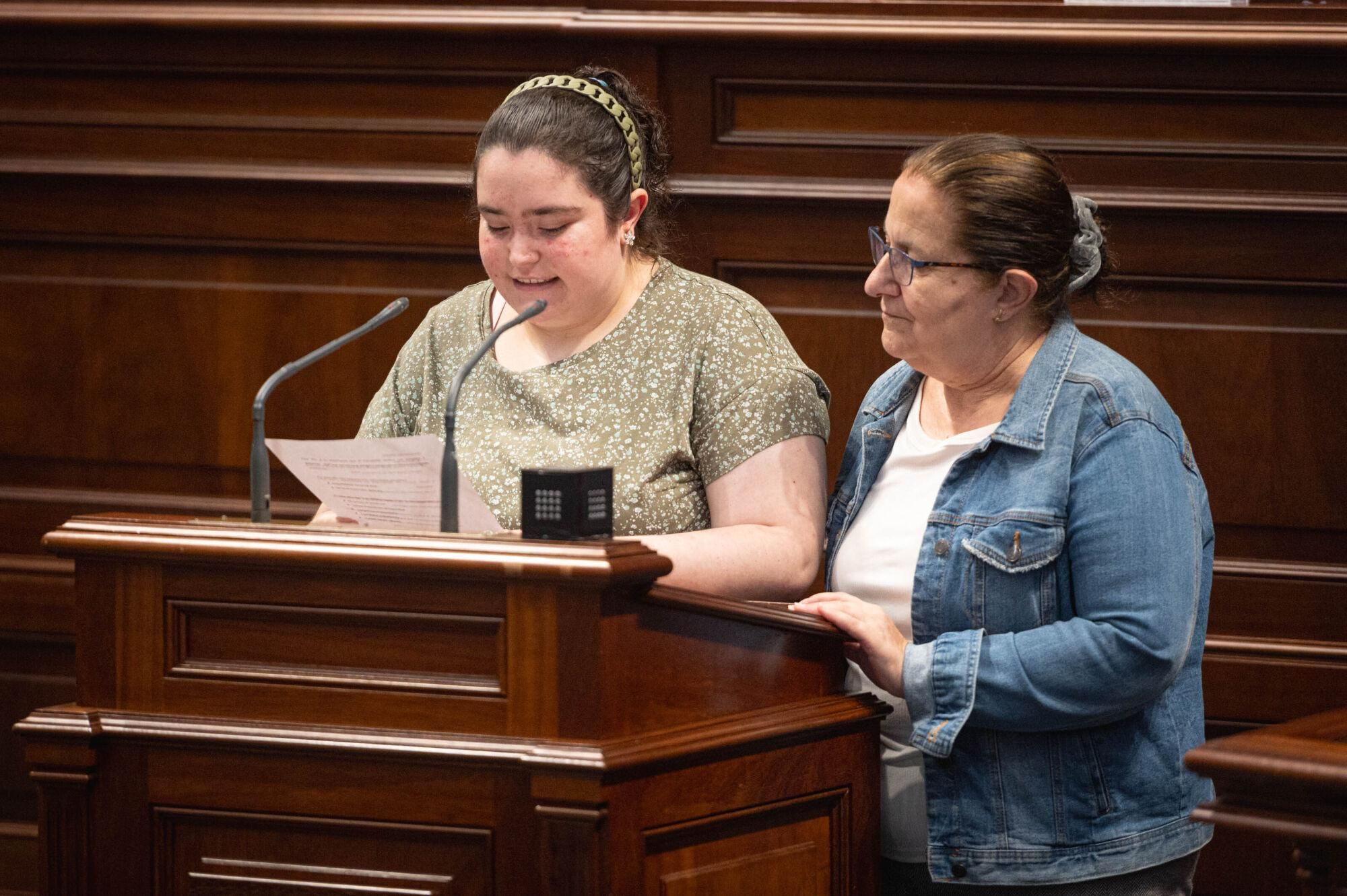 Mujeres con discapacidad en el Parlamento de Canarias