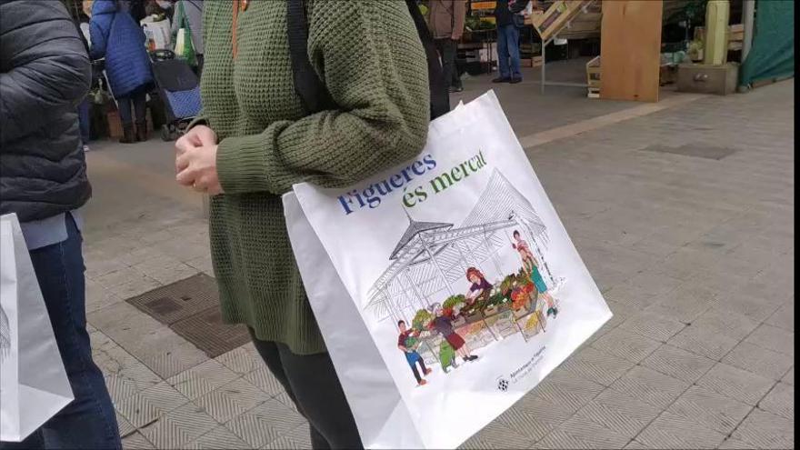 Figueres promou la sostenibilitat i el mercat de proximitat amb bosses reutilitzables