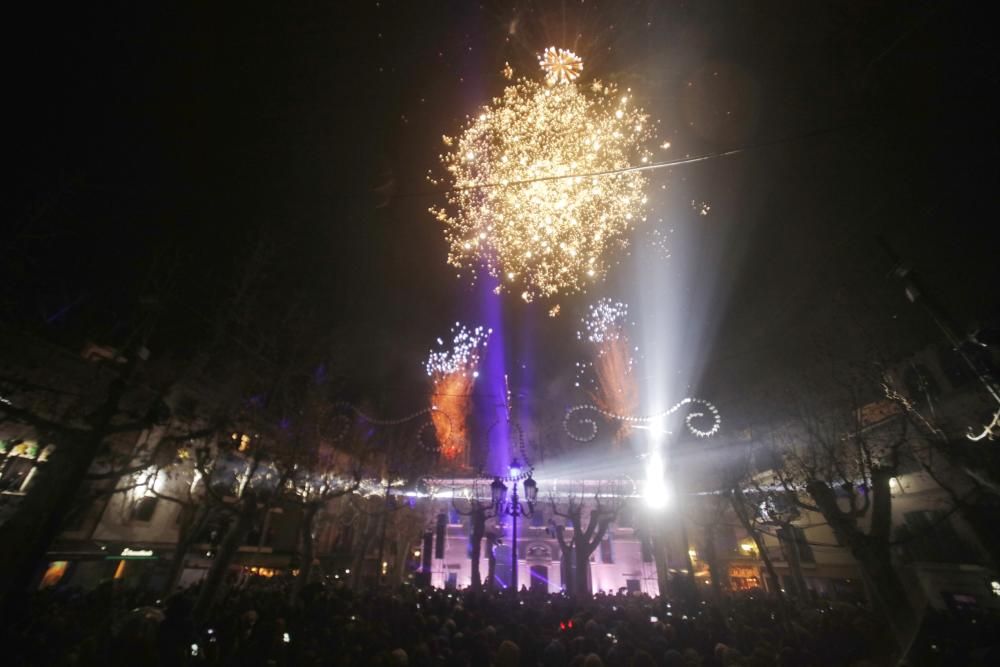 Auf der Plaça Major von Sa Pobla stieg am Montag (16.1.) zu Sant Antoni ein Spektakel mit Musik und Feuerwerk. Traditionalisten bemängeln hier zwar ein unnötiges Aufbauschen zum Event, dem regen Zulauf aber tat das auch diesem Jahr keinen Abbruch.