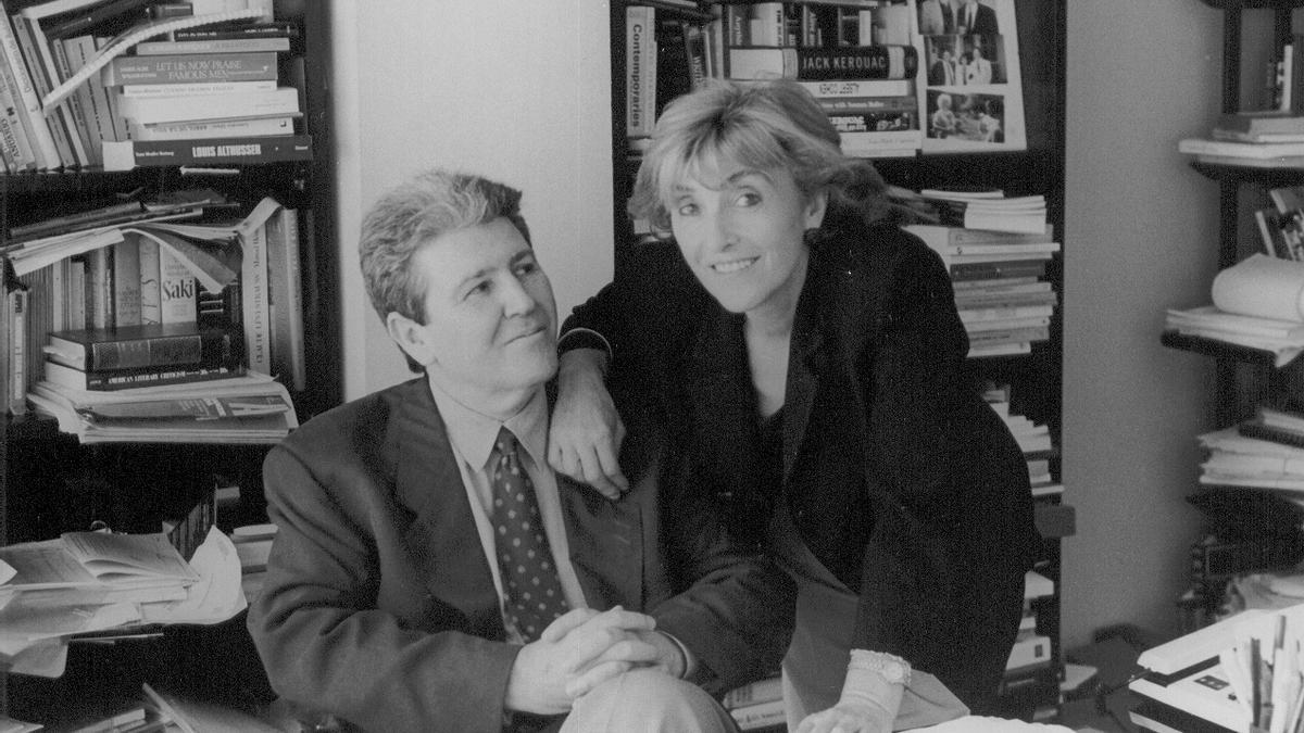 Jorge Herralde y Lalin Gubern en 1997 en la antigua sede de Anagrama en Pedro de la Creu.