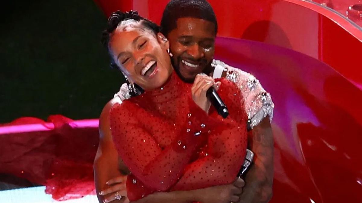 Usher lo intenta en el 'halftime show' de la Super Bowl con sorpresas como Alicia Keys