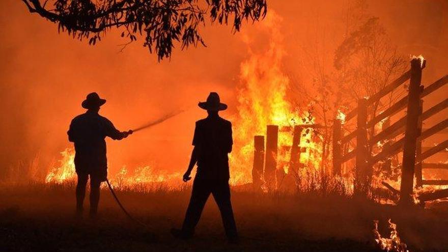 Siete desaparecidos y miles de personas cercadas por incendios en Australia