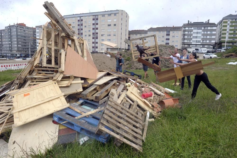 Los barrios del Agra do Orzan y Os Mariñeiros ultiman los detalles para la celebración de este San Juan 2016 en A Coruña. El Concello recibe 500 peticiones de hogueras, más del doble que el año pasado.