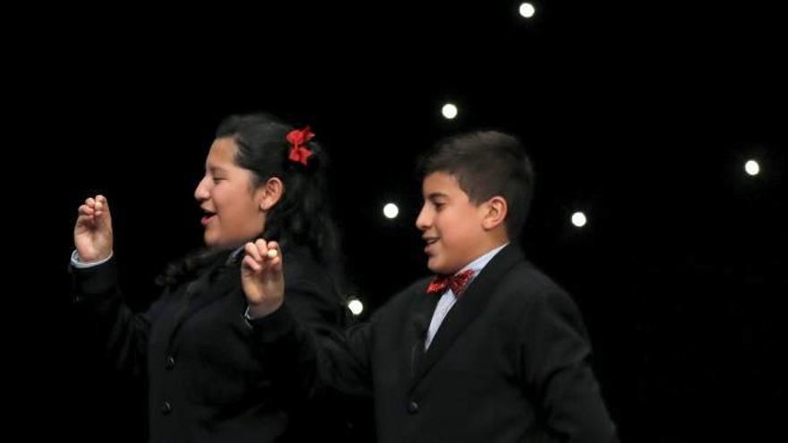 Els nens de Sant Ildefons, Noelia Katiuska i Yossueff Salhi, que van cantar la Grossa.