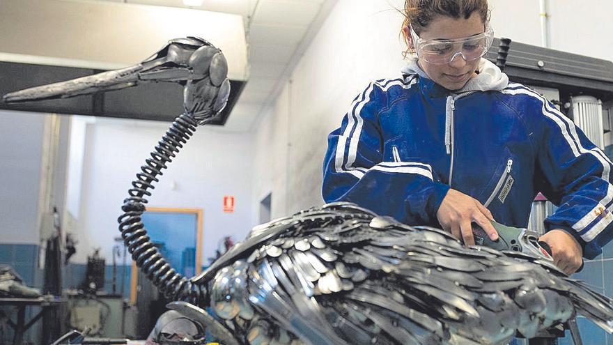 Leticia Miano Tejedor con una de sus obras