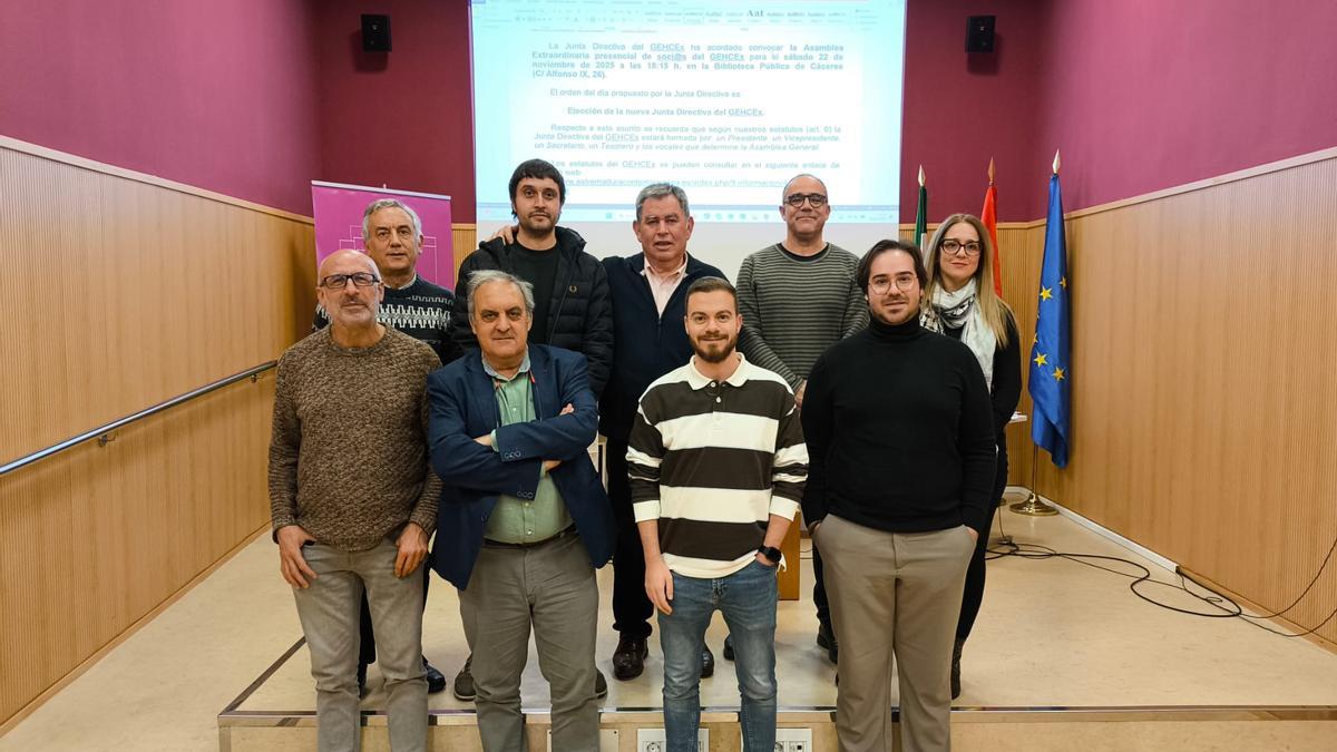 Nueva junta directiva del Grupo de Estudios sobre la Historia Contemporánea de Extremadura (GEHCEx) que celebró el pasado sábado 22 de noviembre de 2025 su X Asamblea de Socios en Cáceres