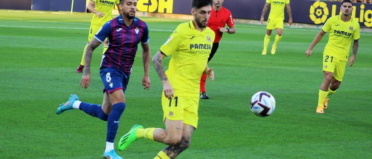 Fer Niño controla el balón ante la presencia del jugador del Eibar.