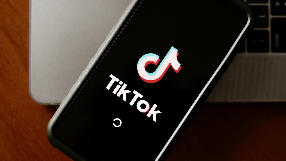 Logo de TikTok en un teléfono móvil.