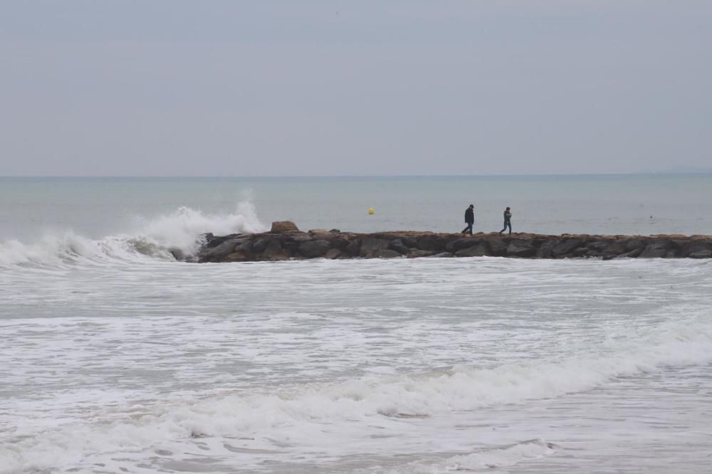 El temporal arrasa las playas de la Vega Baja