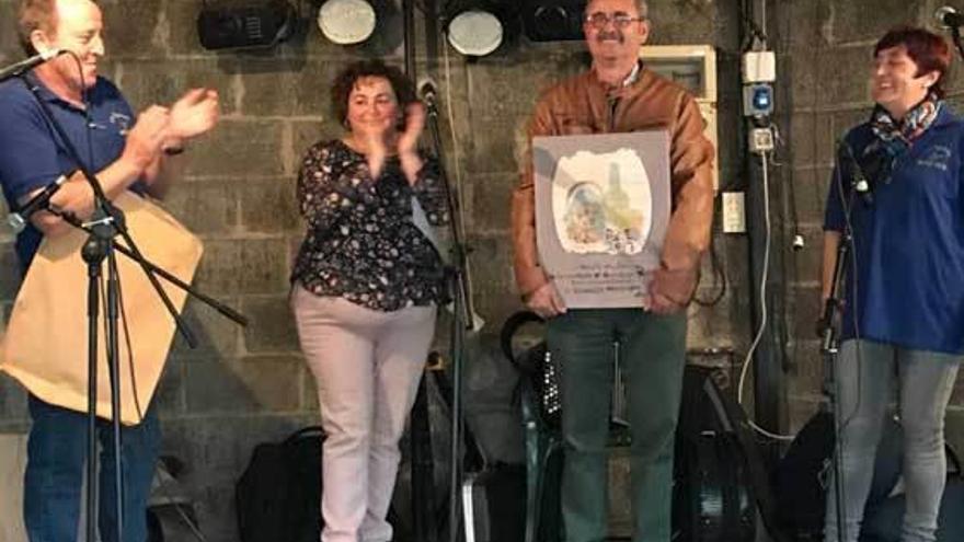 Vicente Alonso recibiendo el homenaje ayer en Rozaes.