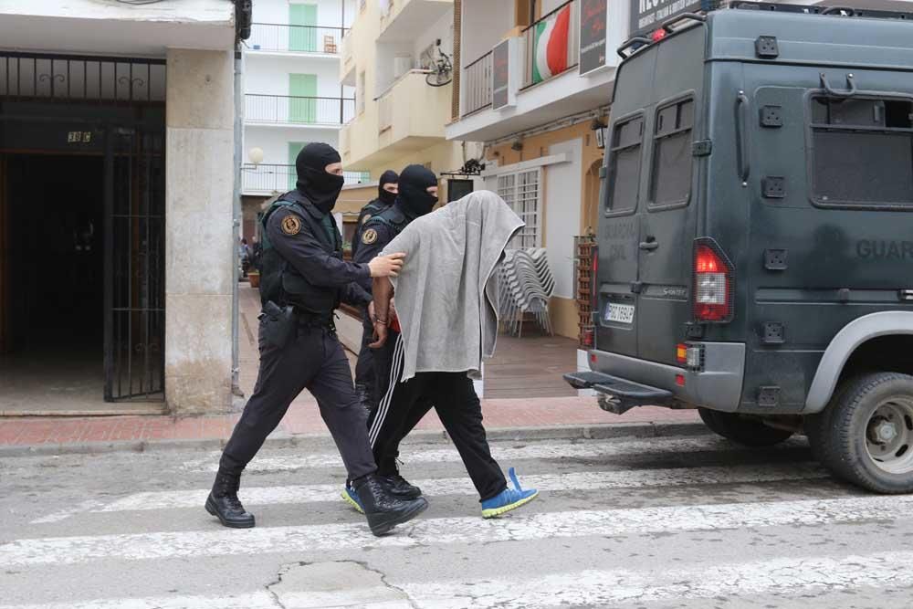 El auxiliar del imán de Sant Antoni, custodiado por la Guardia Civil.