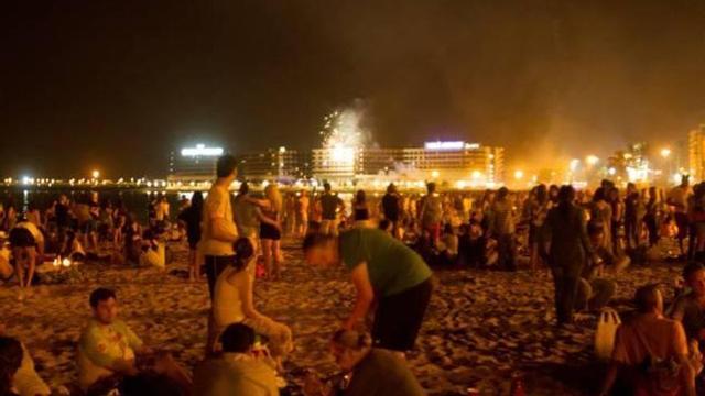 Casi 50 asistencias sanitarias en una noche que reunió a 70.000 personas en el Postiguet y en Canalejas