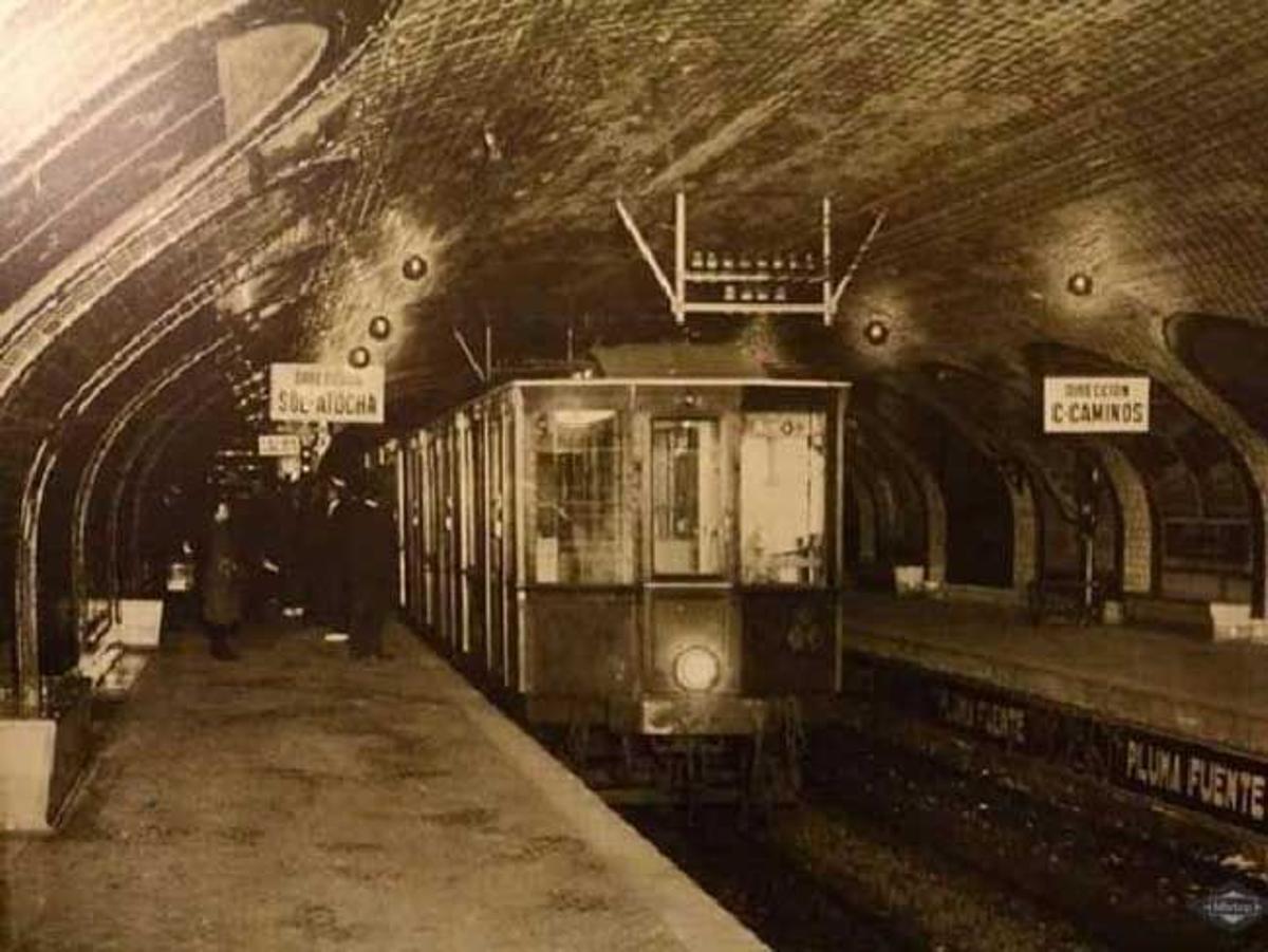 Tren entrando en la estación en 1919