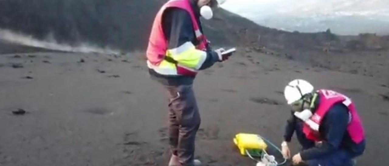 Toma de muestra de gases en la ladera este del volcán de La Palma