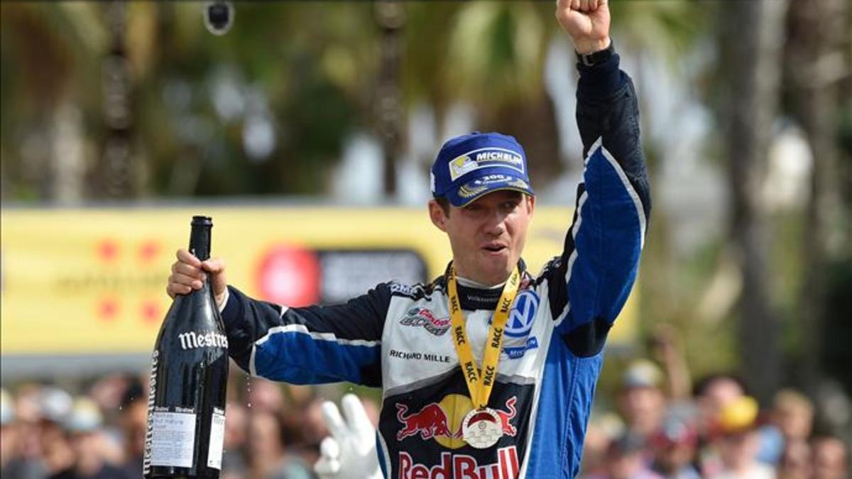 Sebastien Ogier saluda a la afición tras conseguir el título