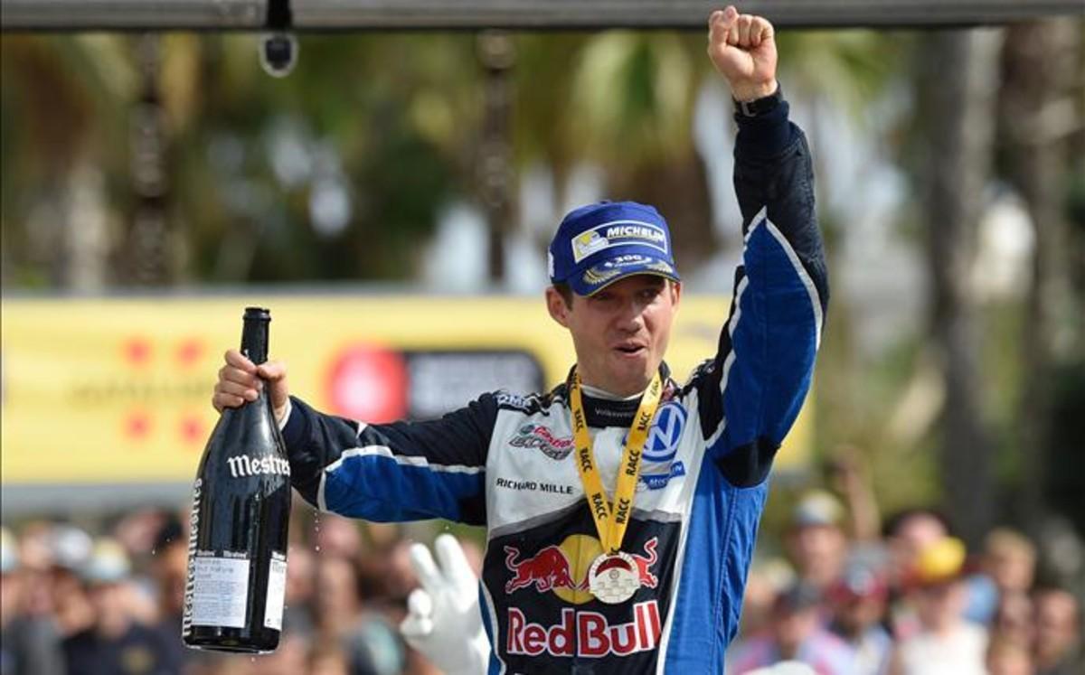 Sebastien Ogier saluda a la afición tras conseguir el título