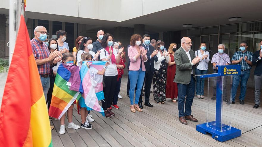 El Cabildo iza la bandera arcoíris por el Día del Orgullo LGTBI