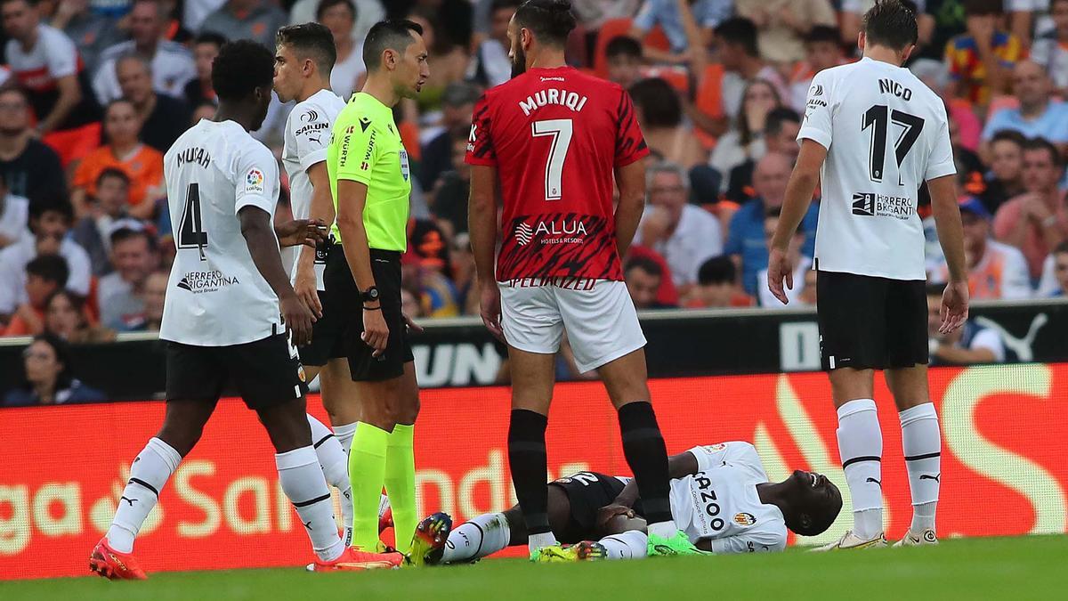 Diakhaby, justo después de caer lesionado