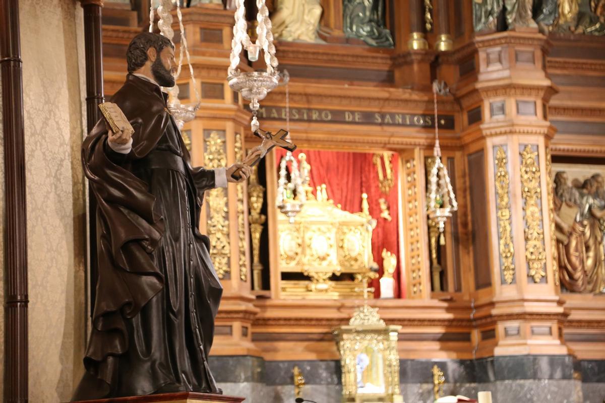 Imagen de San Juan de Ávila, con la urna al fondo que contiene sus reliquias en la basílica de Montilla.