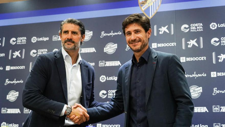 Caminero y Víctor, durante la presentación de la renovación del técnico malagueño en la tarde del lunes en la sala de prensa de La Rosaleda.