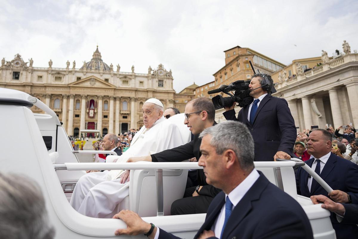 El papa imparte la bendición Urbi et Orbi en San Pedro